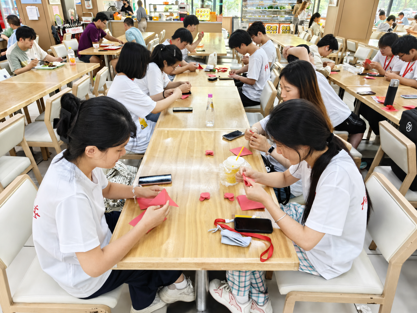 团队制作折纸.jpg.png