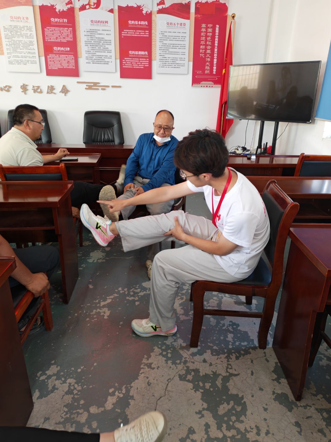 志愿者示范大腿肌肉训练动作，帮助老年人增强下肢力量、预防日常跌倒损伤。.jpg