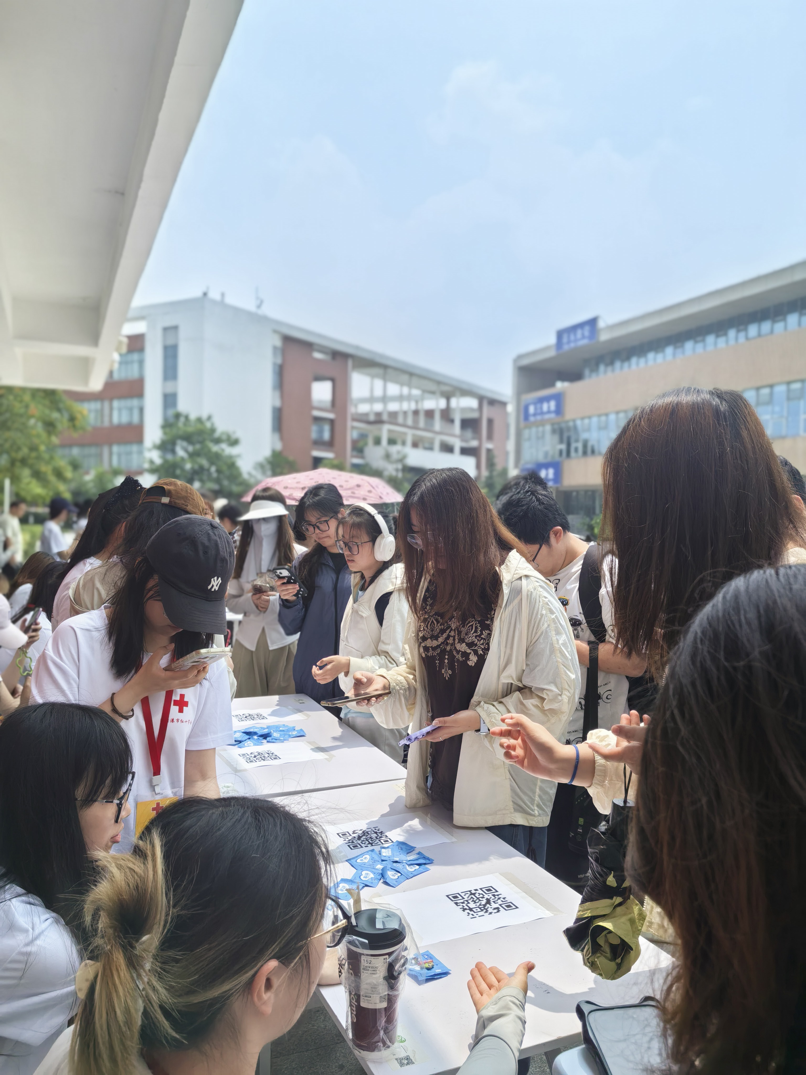 活动现场,学生参与问卷调研,志愿者耐心提供指引.jpg