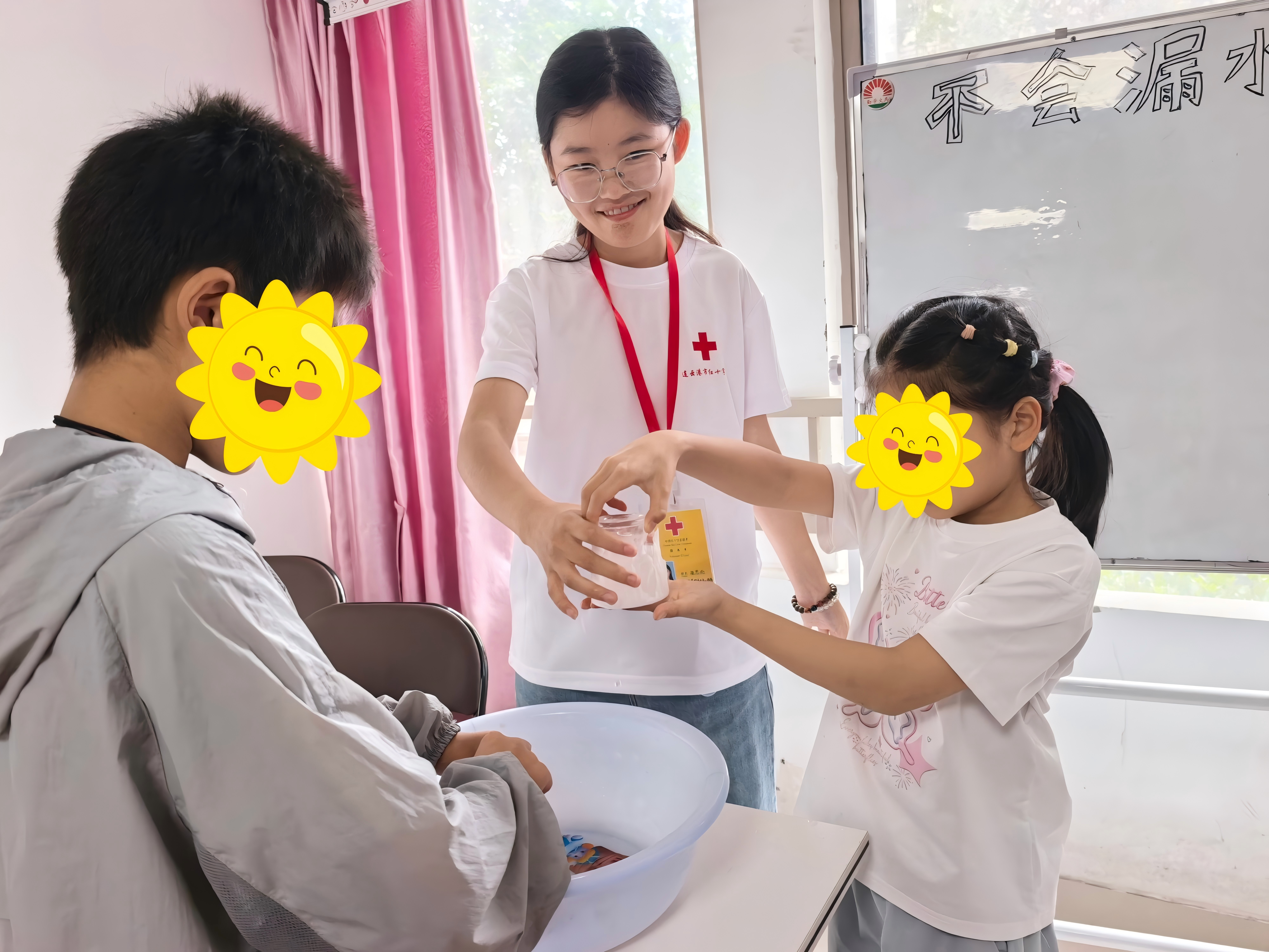 志愿者领小朋友做《不漏水的杯子》的实验.jpg