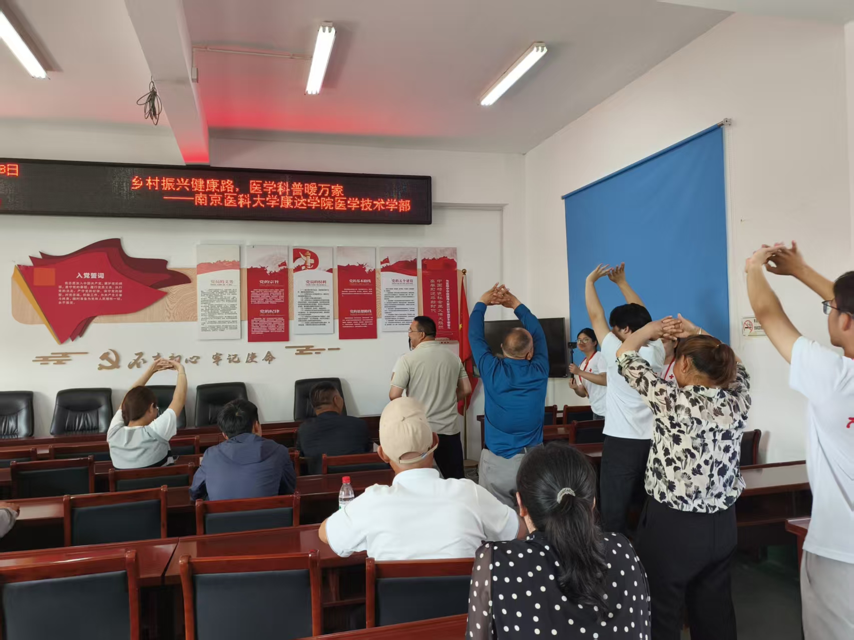 志愿者开展八段锦养生教学，引导村民在盛夏时节科学锻炼、舒缓身心。.jpg