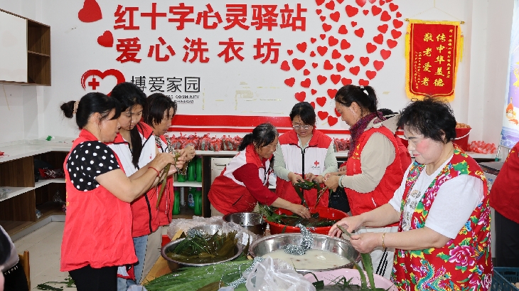 二图村博爱家园包粽子1_副本.jpg