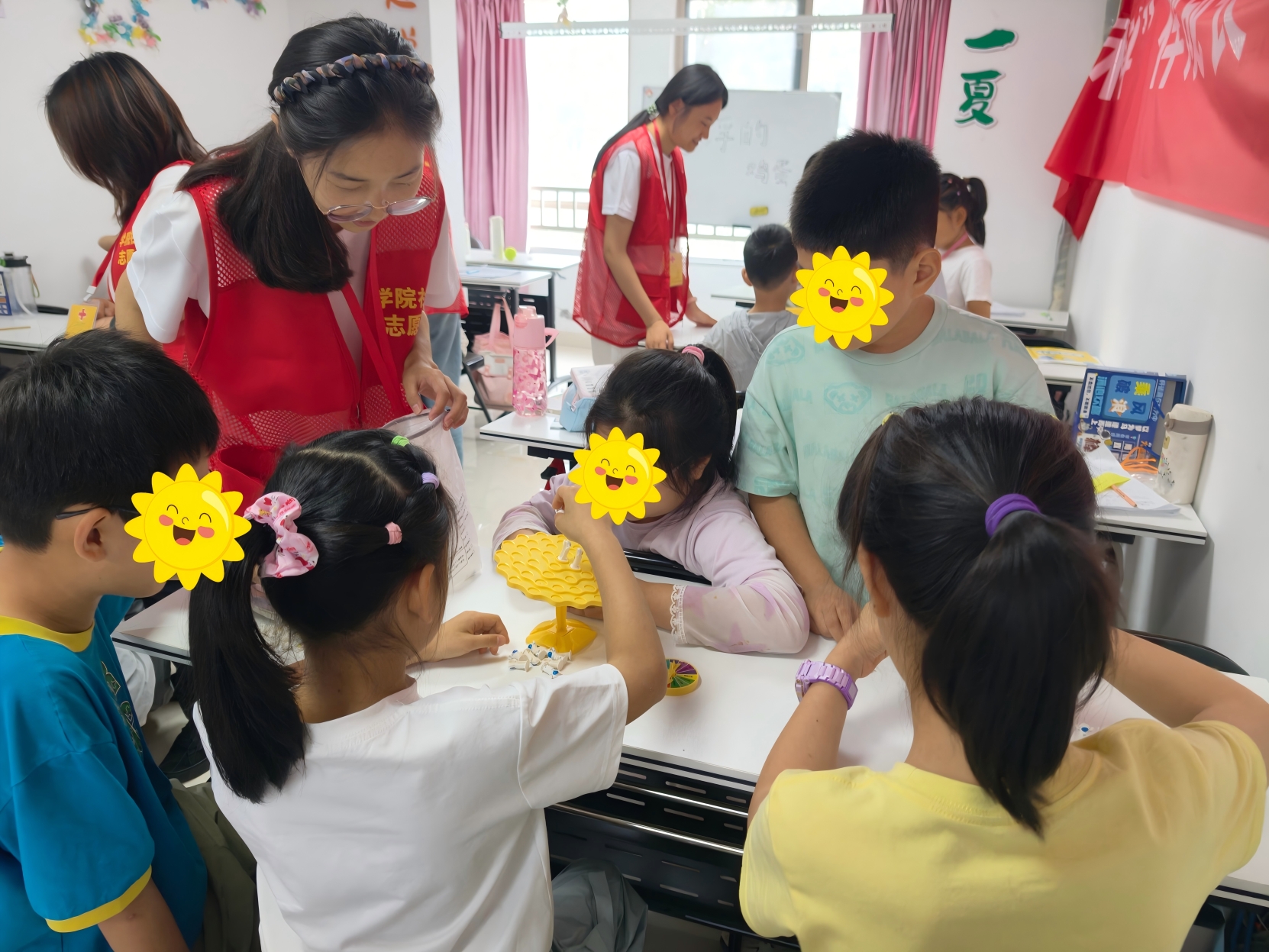 志愿者与小朋友一起玩平衡树游戏.jpg
