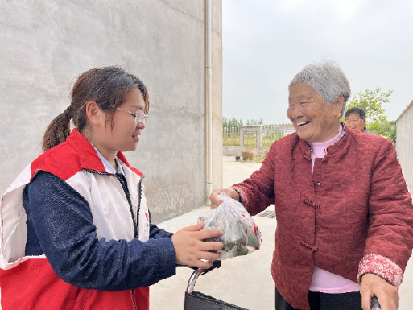 二图村给老人送粽子1.png