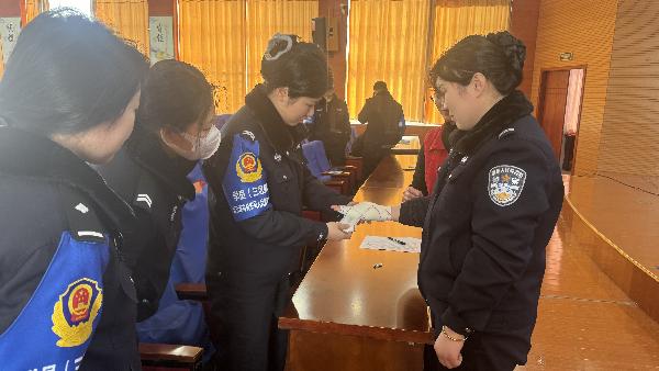 公安干警培训-女警包扎.jpg