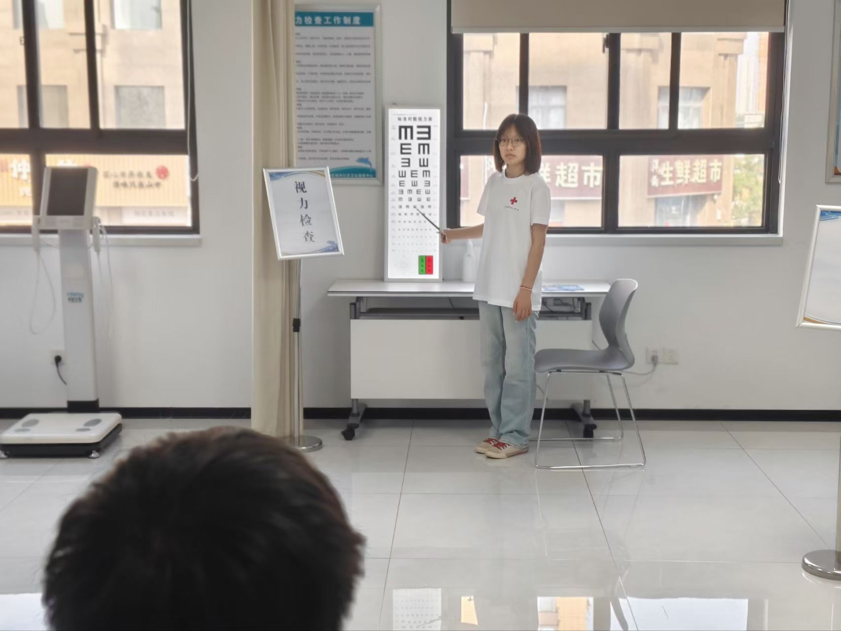 志愿者测视力.jpg