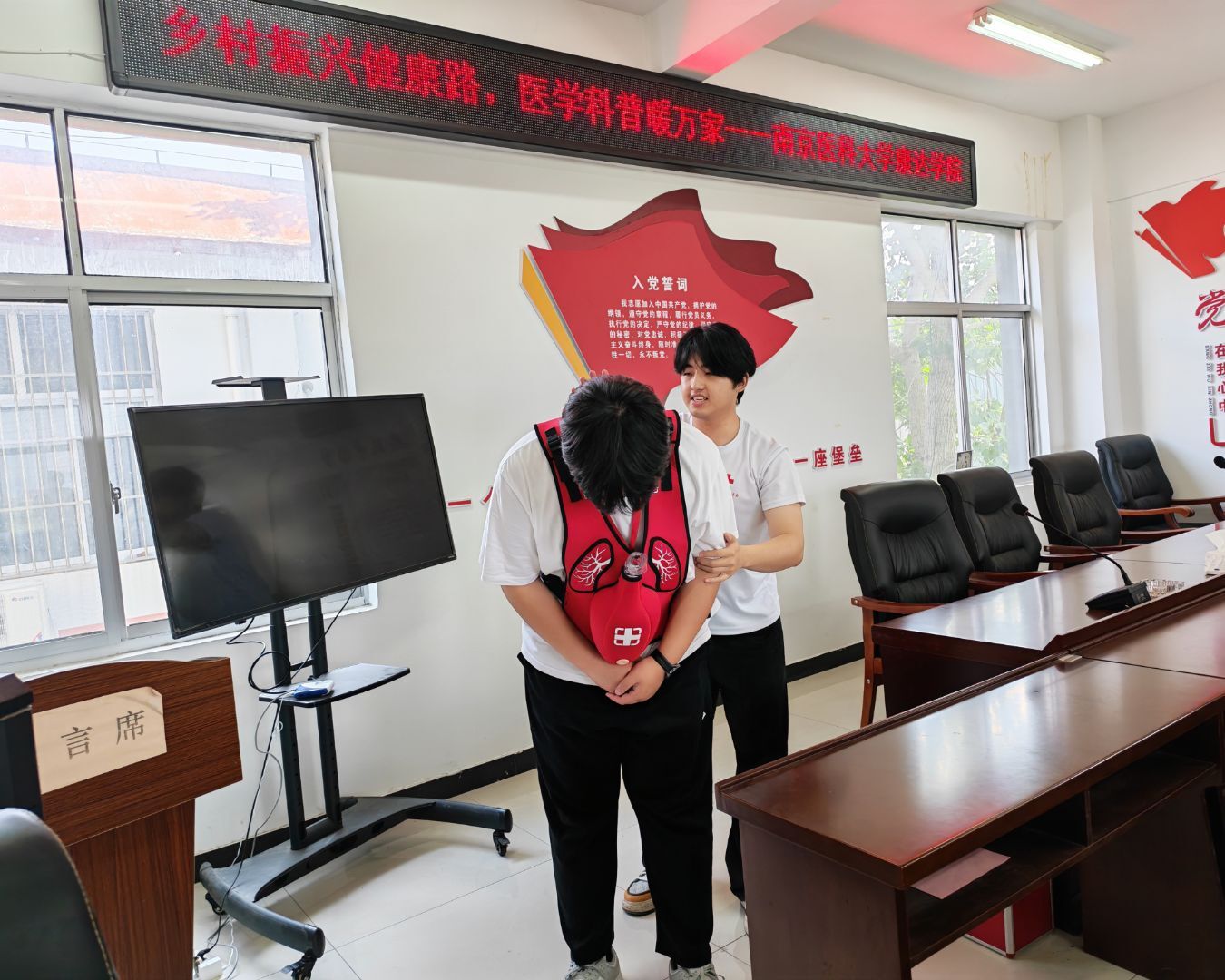 志愿者讲解并演示海姆立克急救法操作流程，向村民普及异物卡喉应急自救与互救知识。.jpg