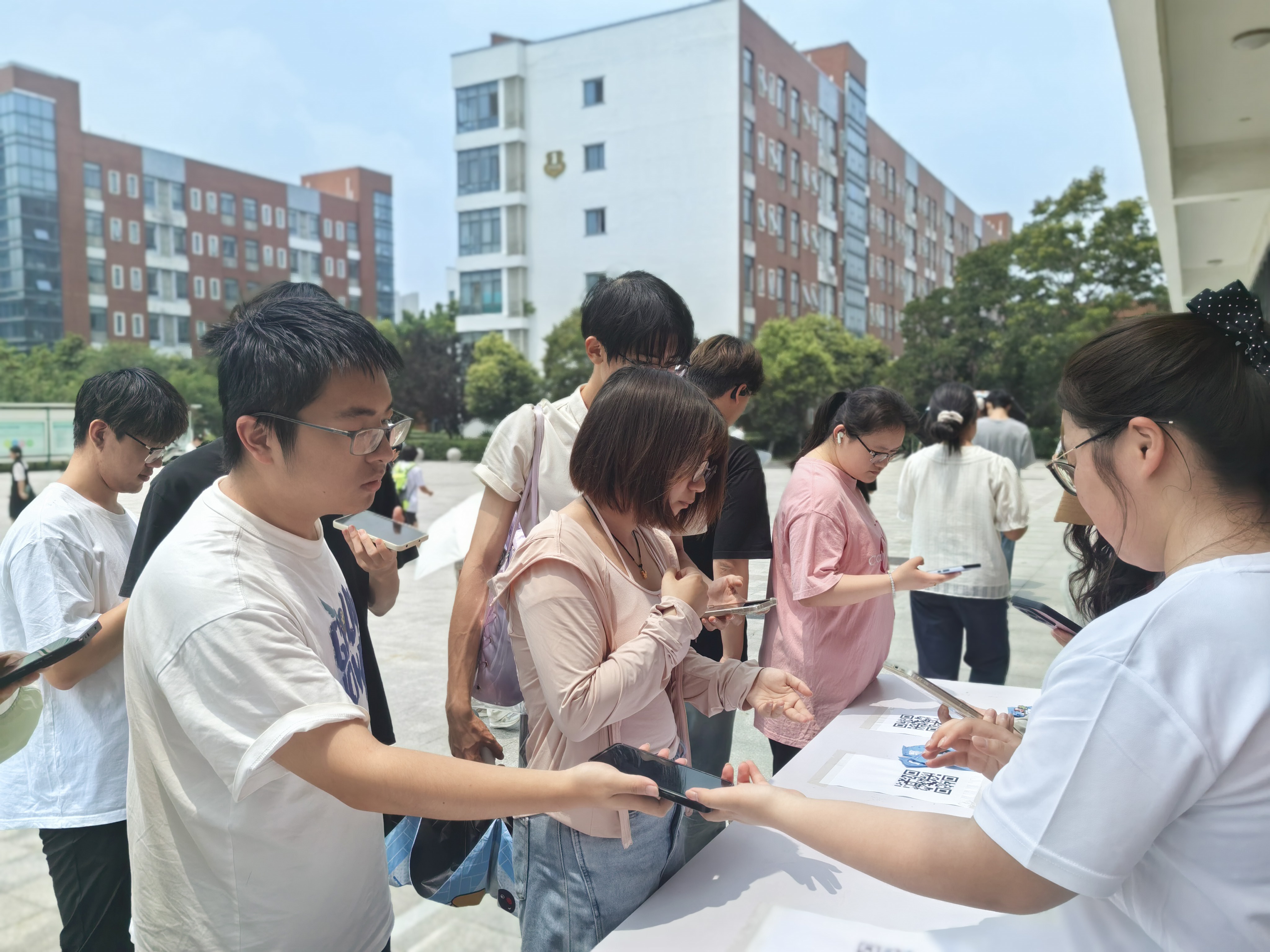 志愿者引导在校同学扫码完成自闭症认知调查问卷.jpg