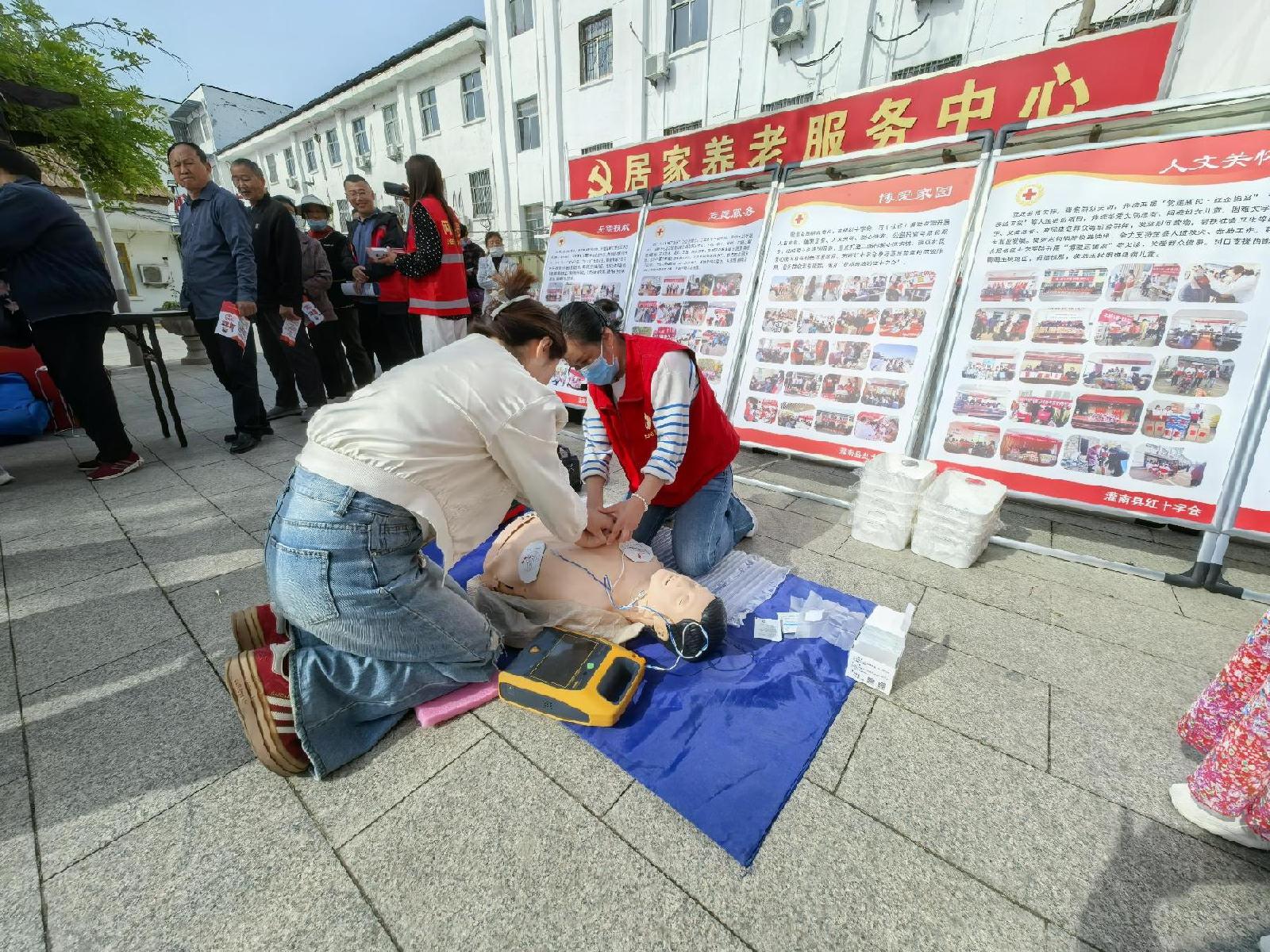 灌南红十字日活动救护培训7.jpg