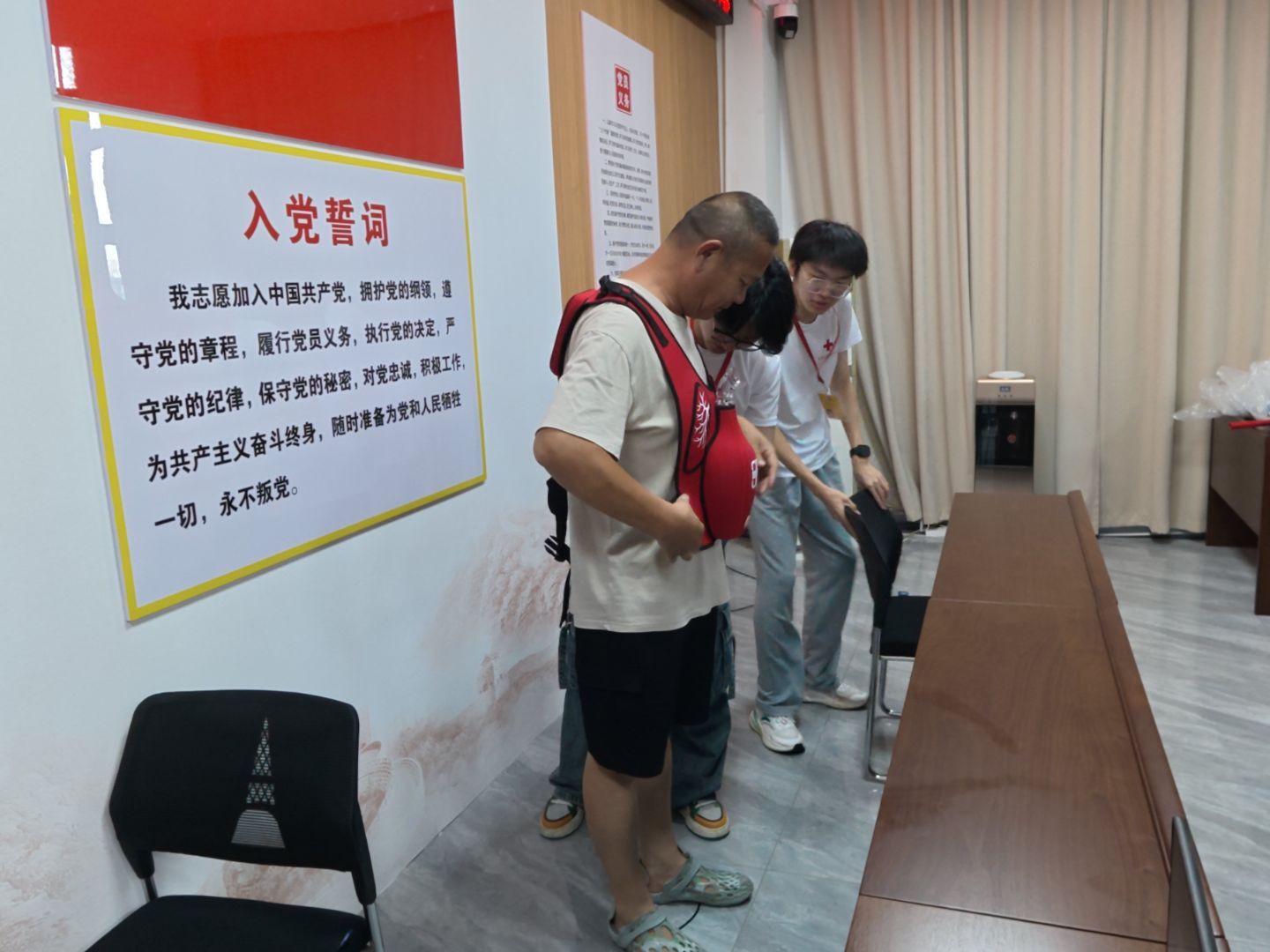 居民现场体验海姆立克教具.jpg