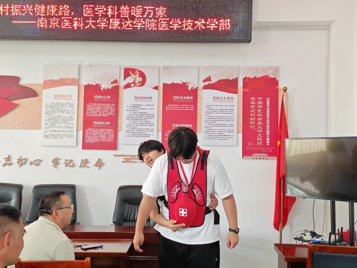 志愿者细致讲解海姆立克急救核心要点，帮助中老年群众掌握基础应急救护技能.jpg