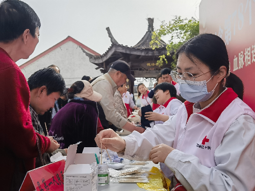 灌南红十字日活动送健康1.png