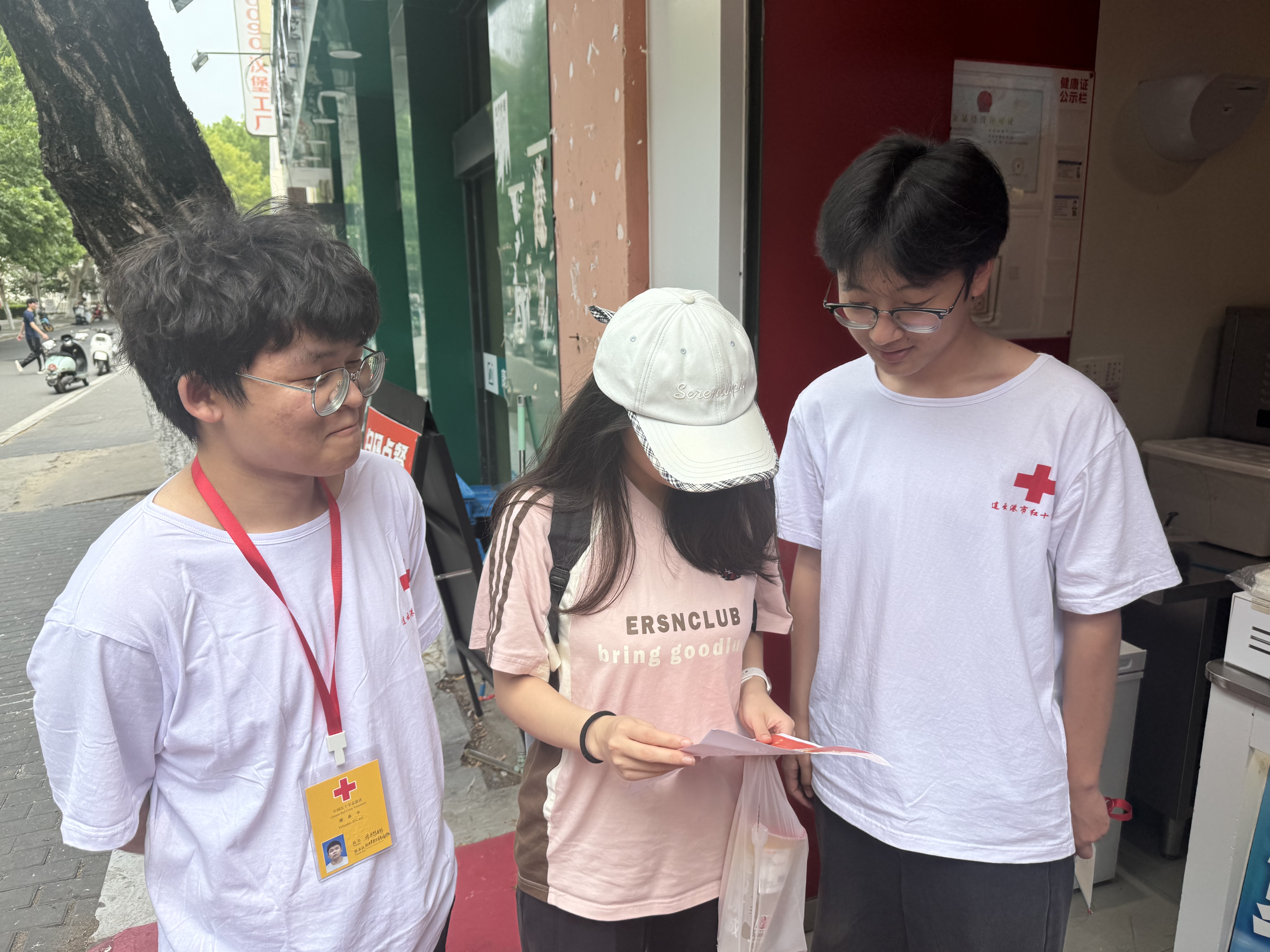 女生讲解.jpg.JPG