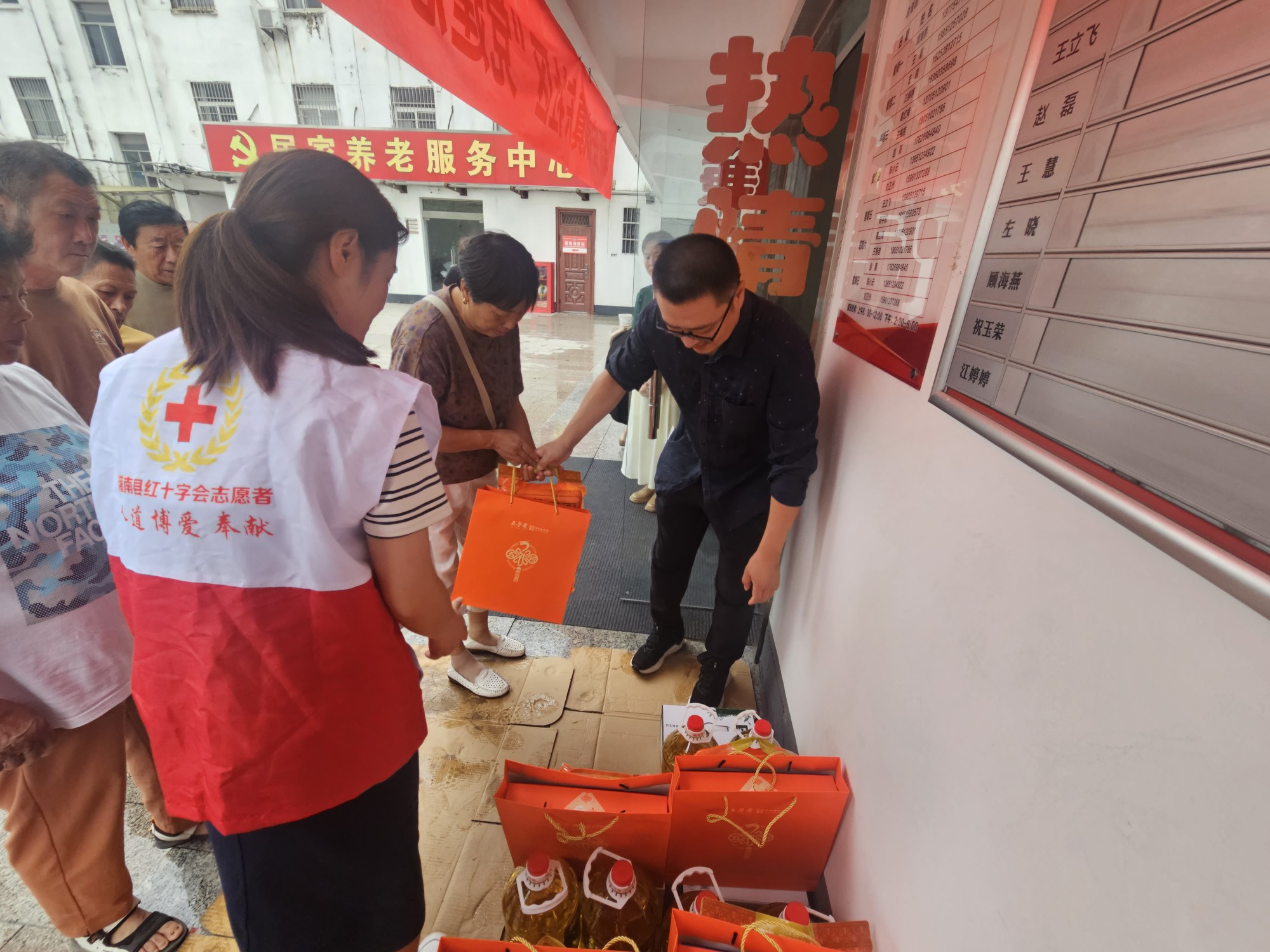 中秋慰问镇东社区_副本.jpg