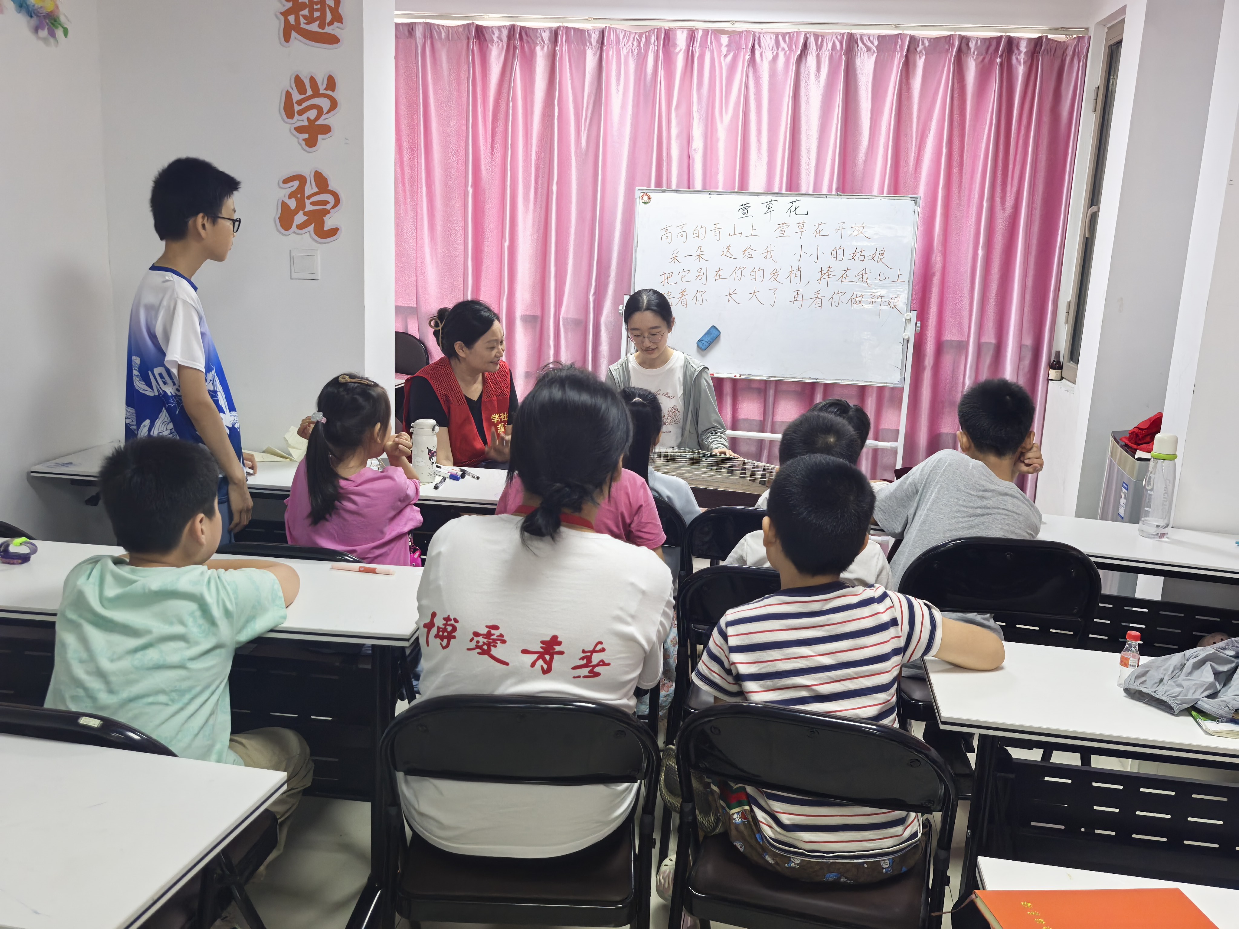 志愿者和小朋友学唱古筝弹奏曲.jpg