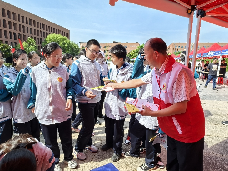 徐会长发书照片_副本.jpg