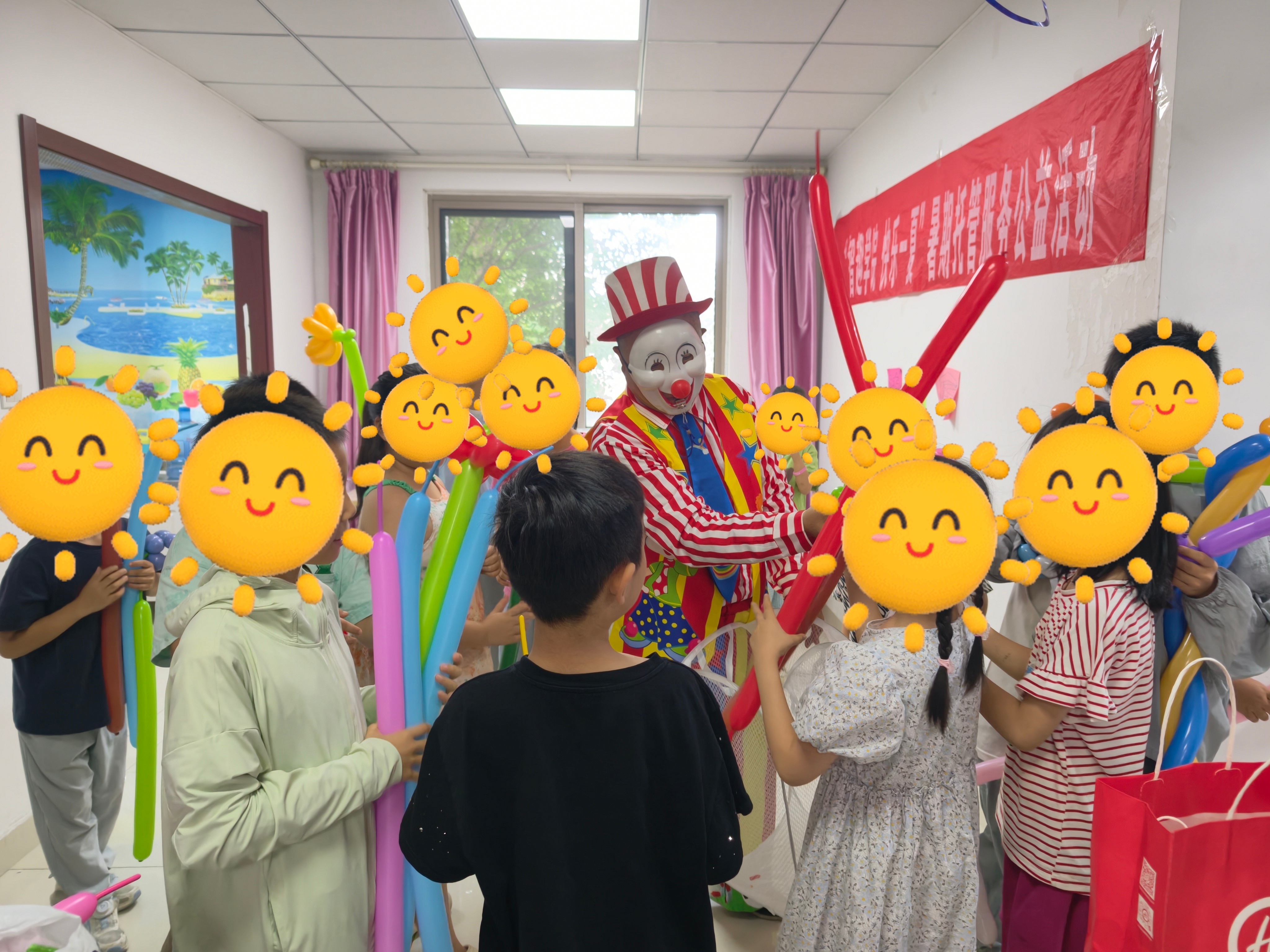 志愿者与表演人员互动.jpg