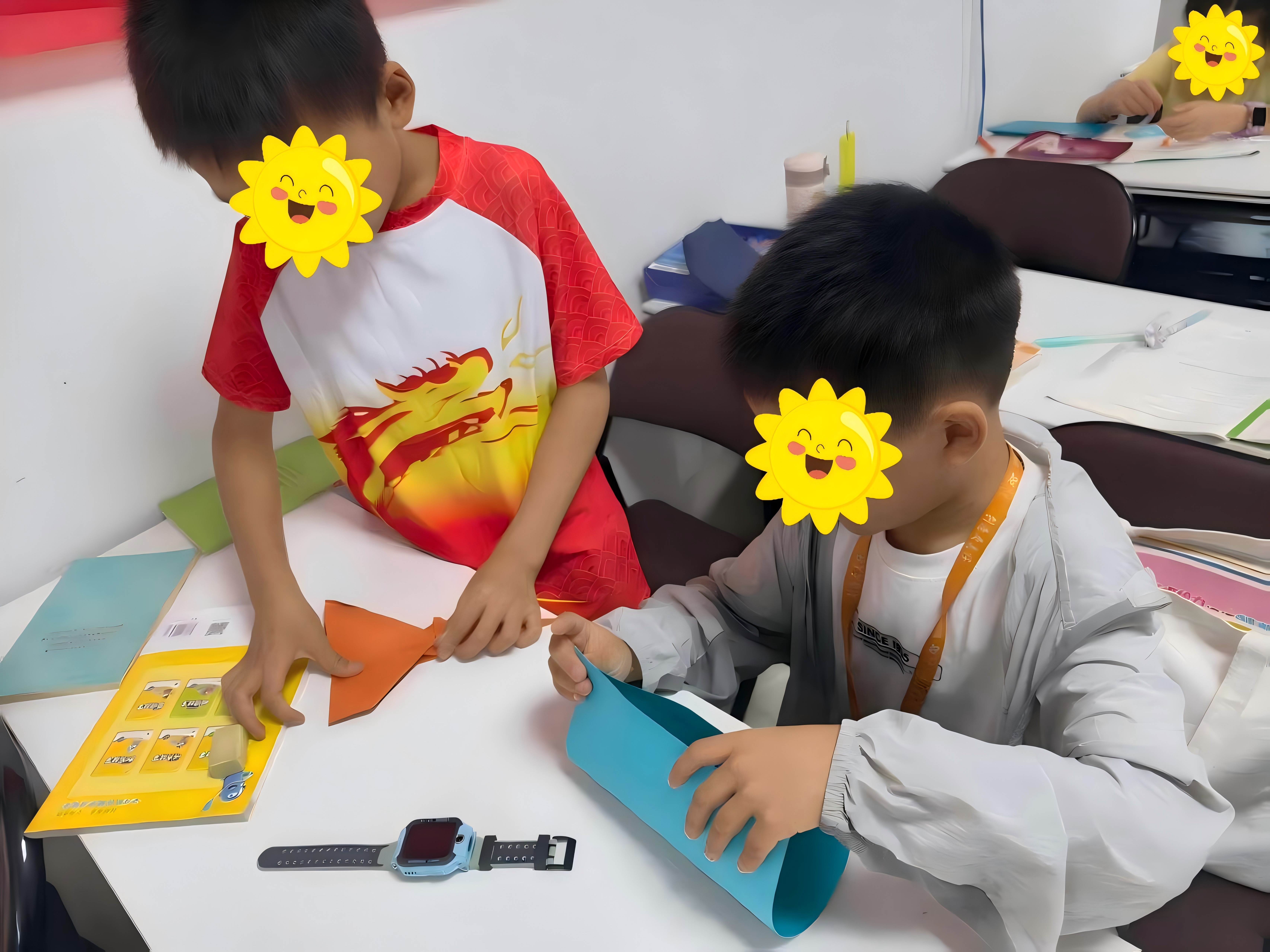小朋友叠纸飞机.jpg