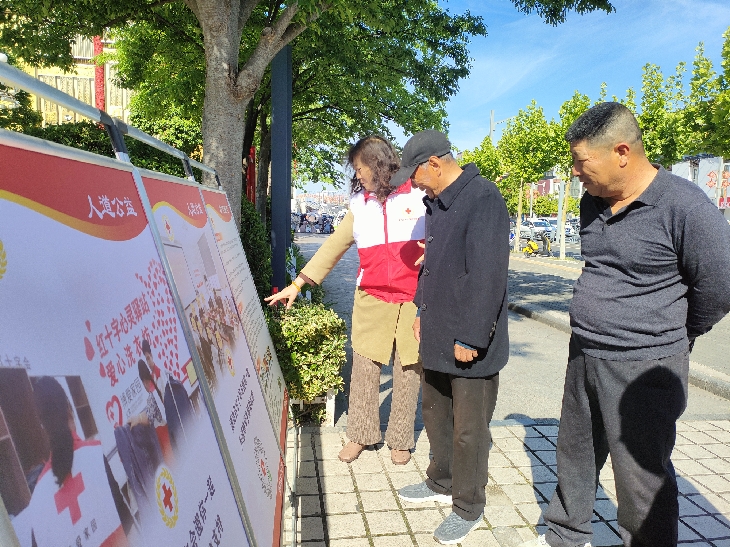 58群众看展板_副本.jpg