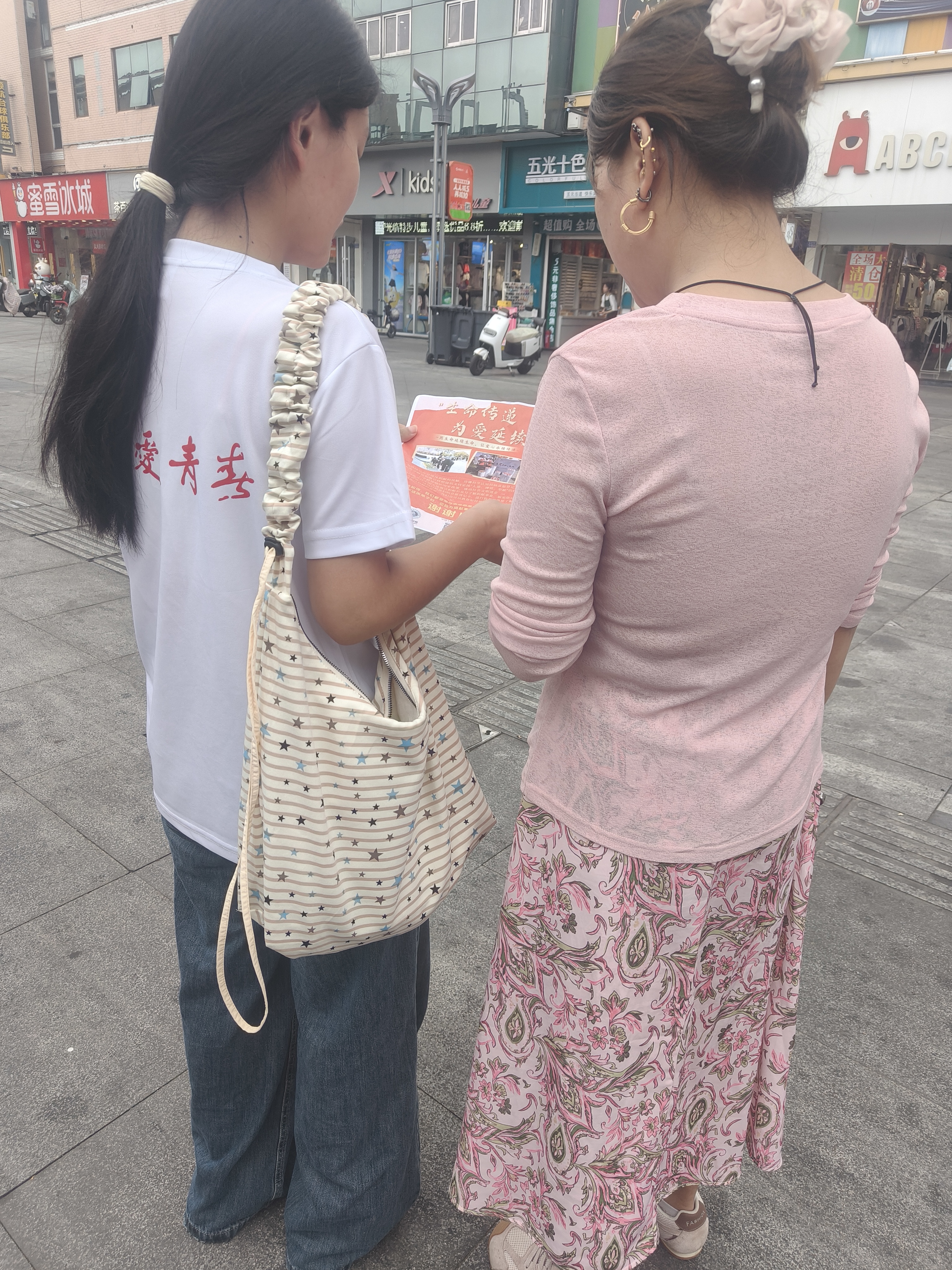 女生讲解.jpg