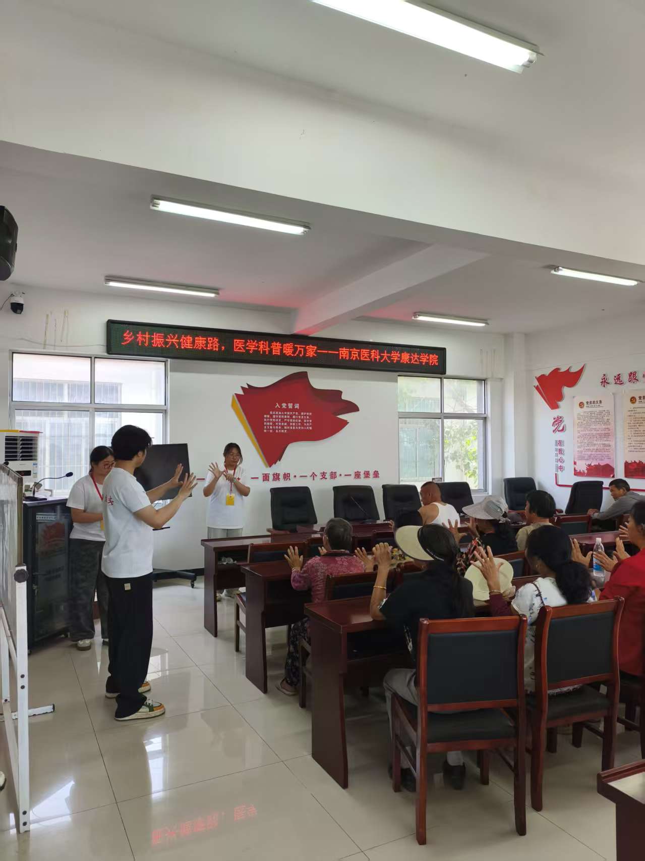 志愿者示范手部健脑操动作要领，引导老年村民跟随练习，帮助舒缓手部疲劳、活跃脑部思维。.jpg