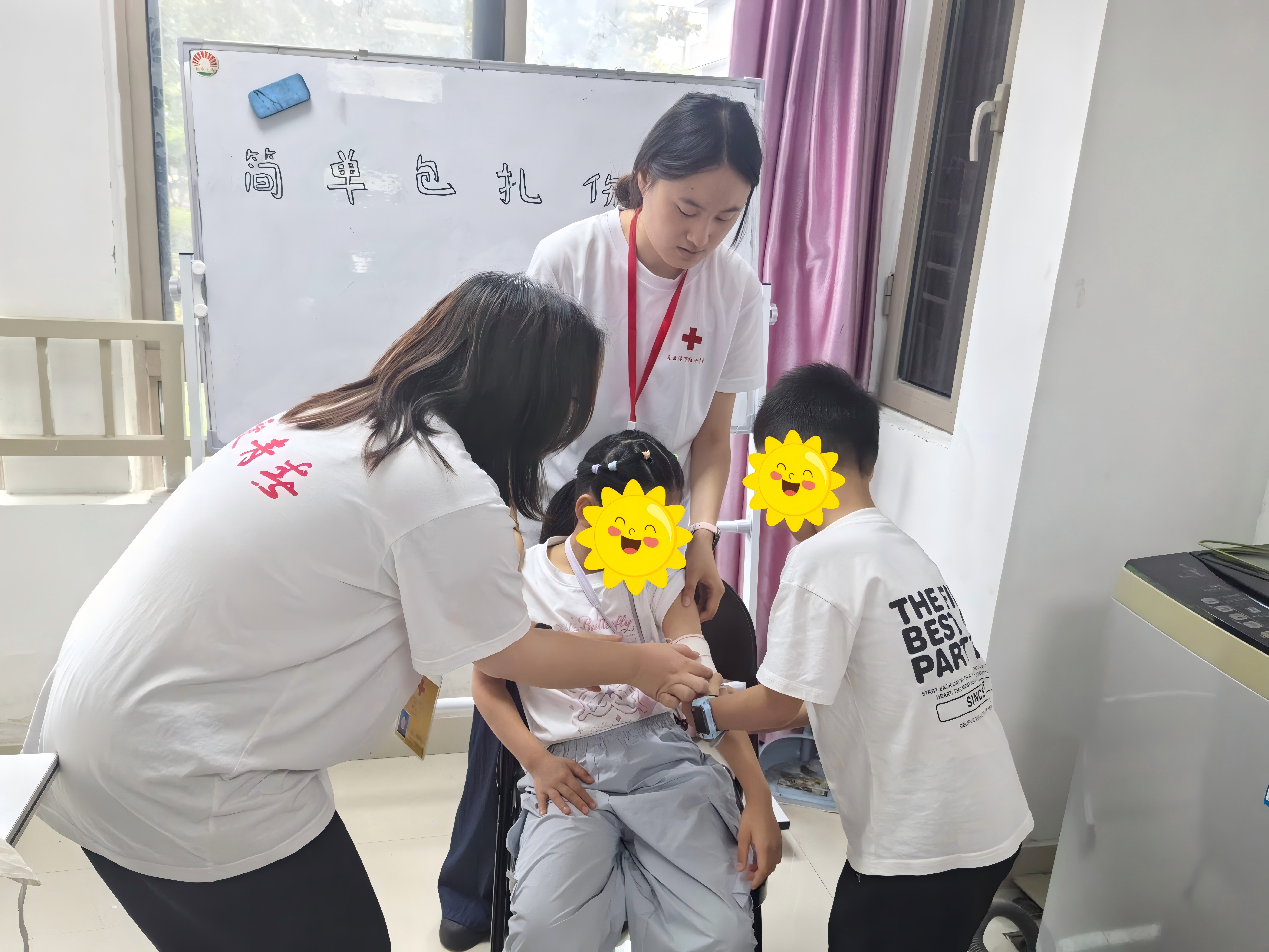 志愿者带领小朋友实践包用绷带扎伤口.jpg