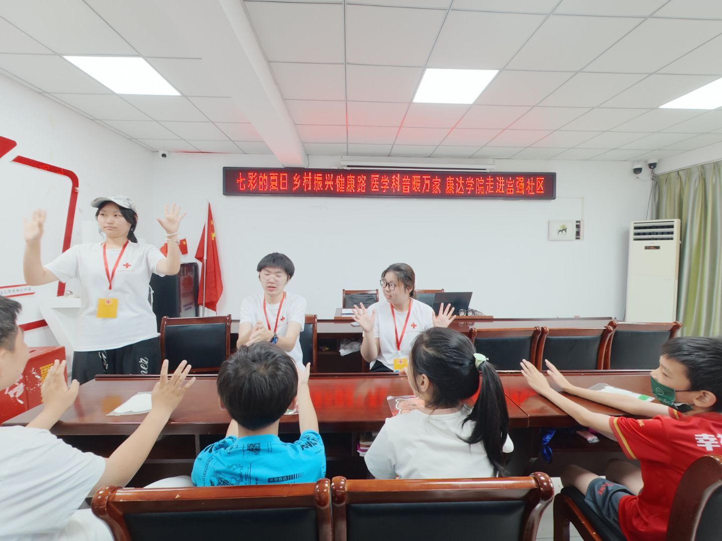 志愿者标准示范七步洗手法，分步讲解动作要点，帮助同学们掌握正确洗手方式.jpg