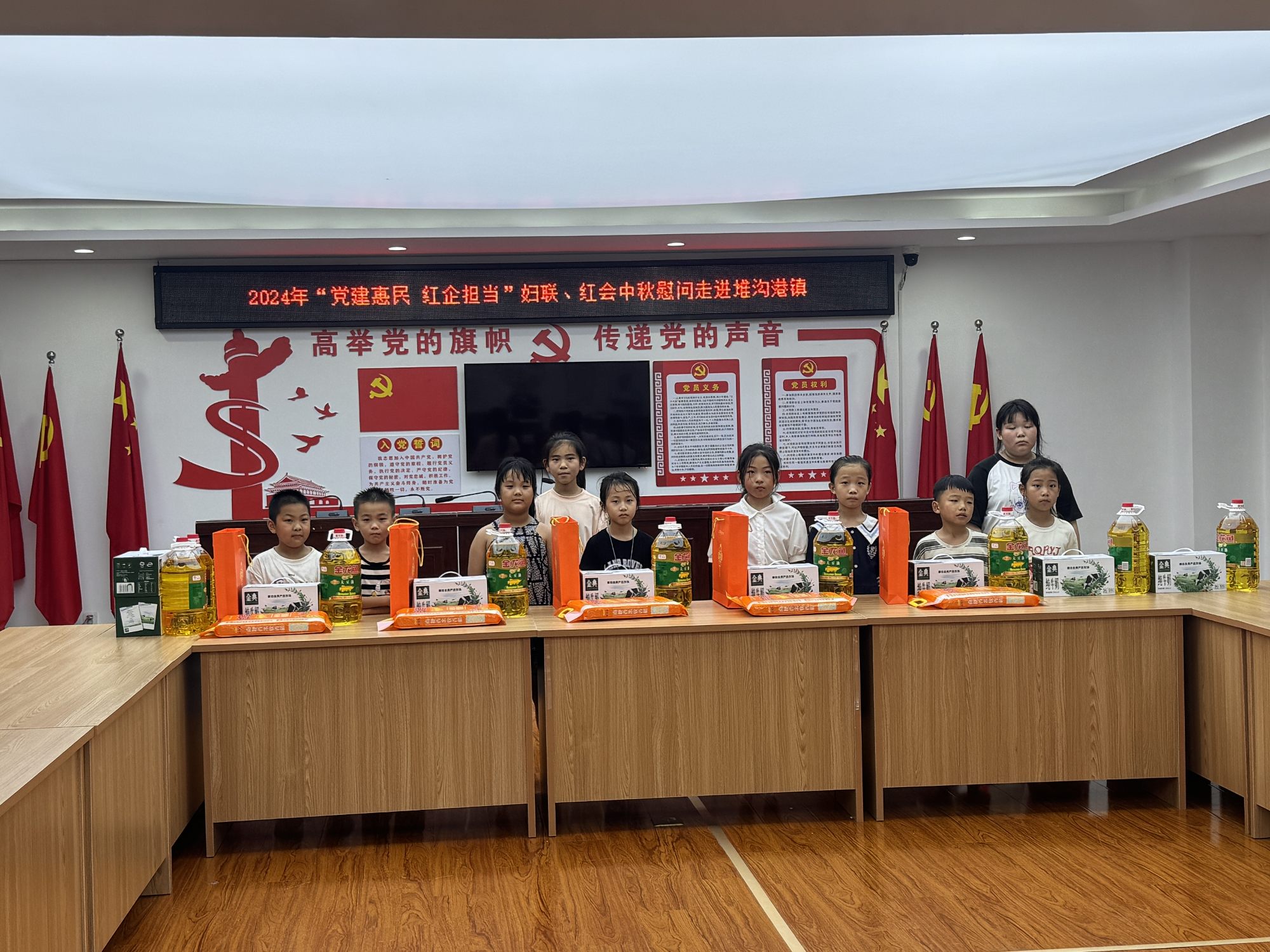 妇联困境儿童慰问2_副本.jpg