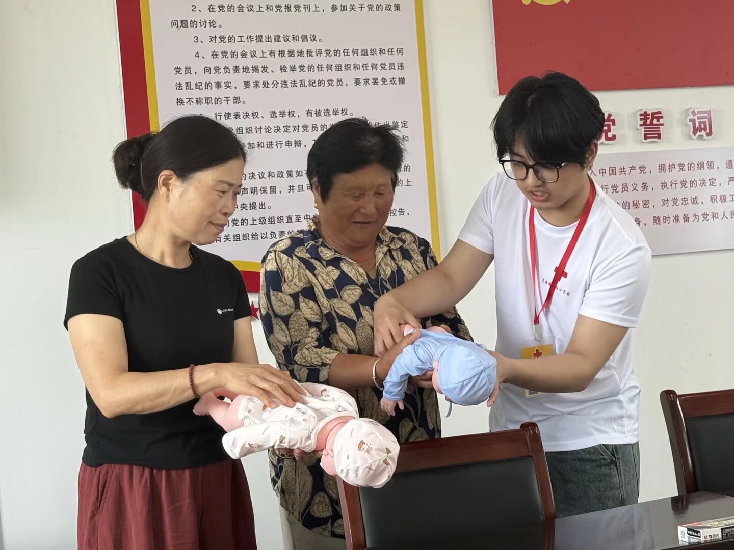 居民现场在婴儿模拟人上实操.jpg