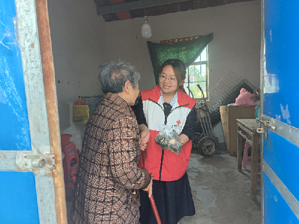 二图村给老人送粽子4.png