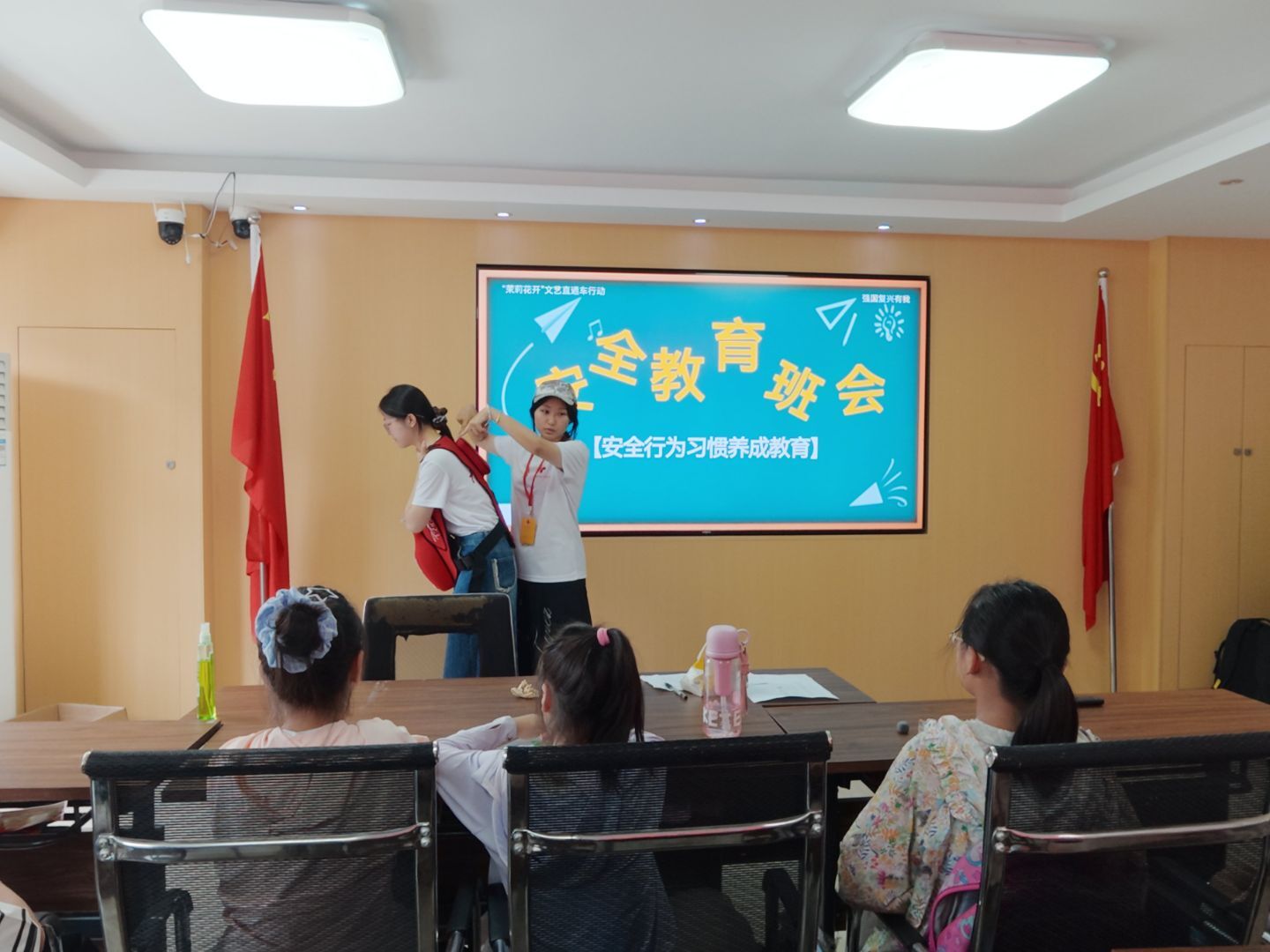 志愿者演示海姆立克急救标准动作，帮助青少年掌握基础应急自救技能。.jpg