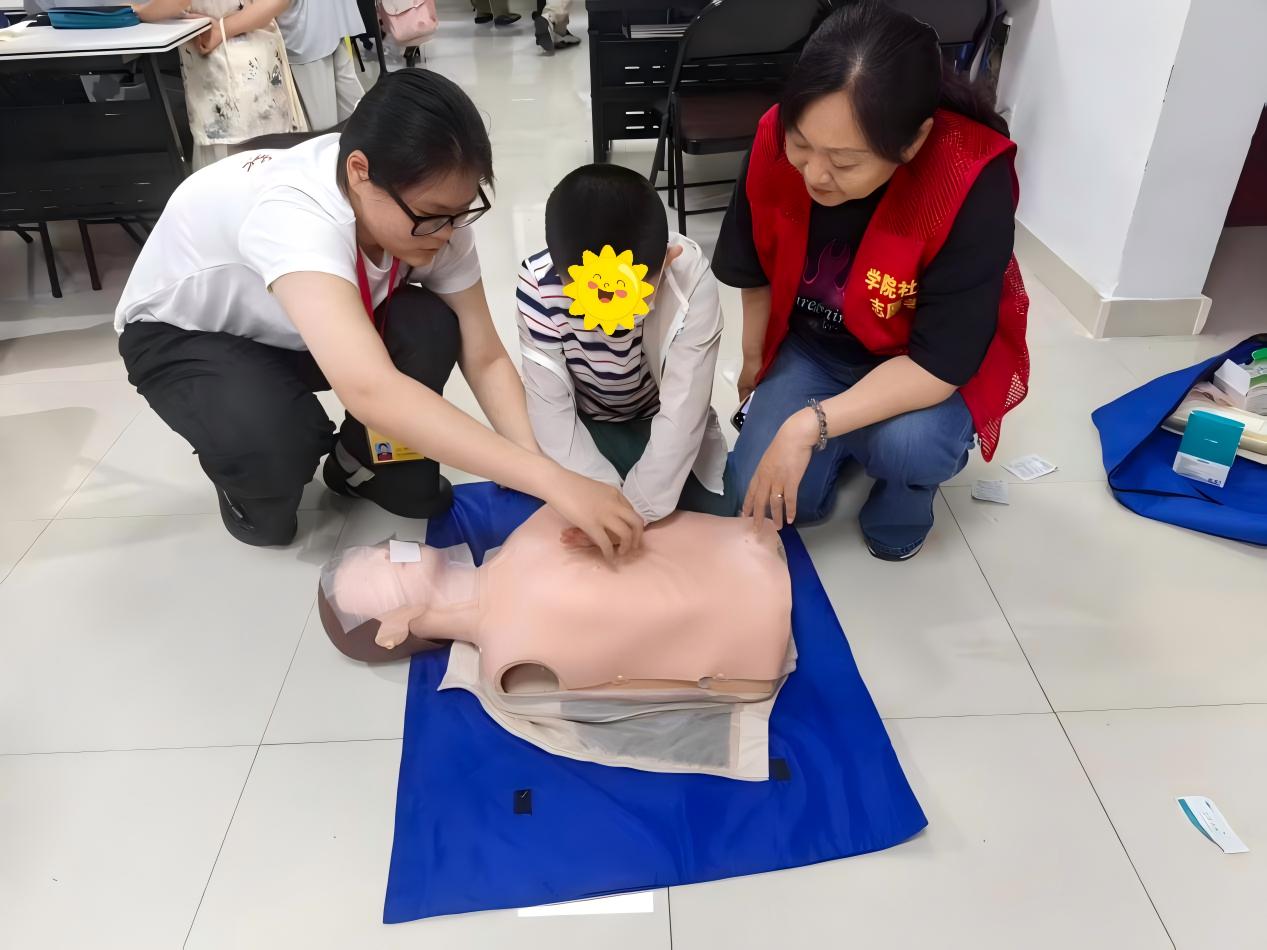 志愿者带领小朋友实操心肺复苏.jpeg