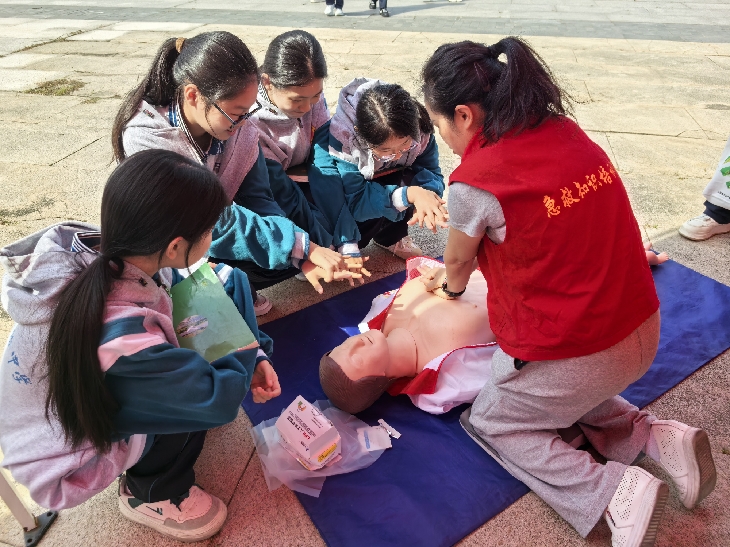 女学生操作心肺复苏_副本.jpg