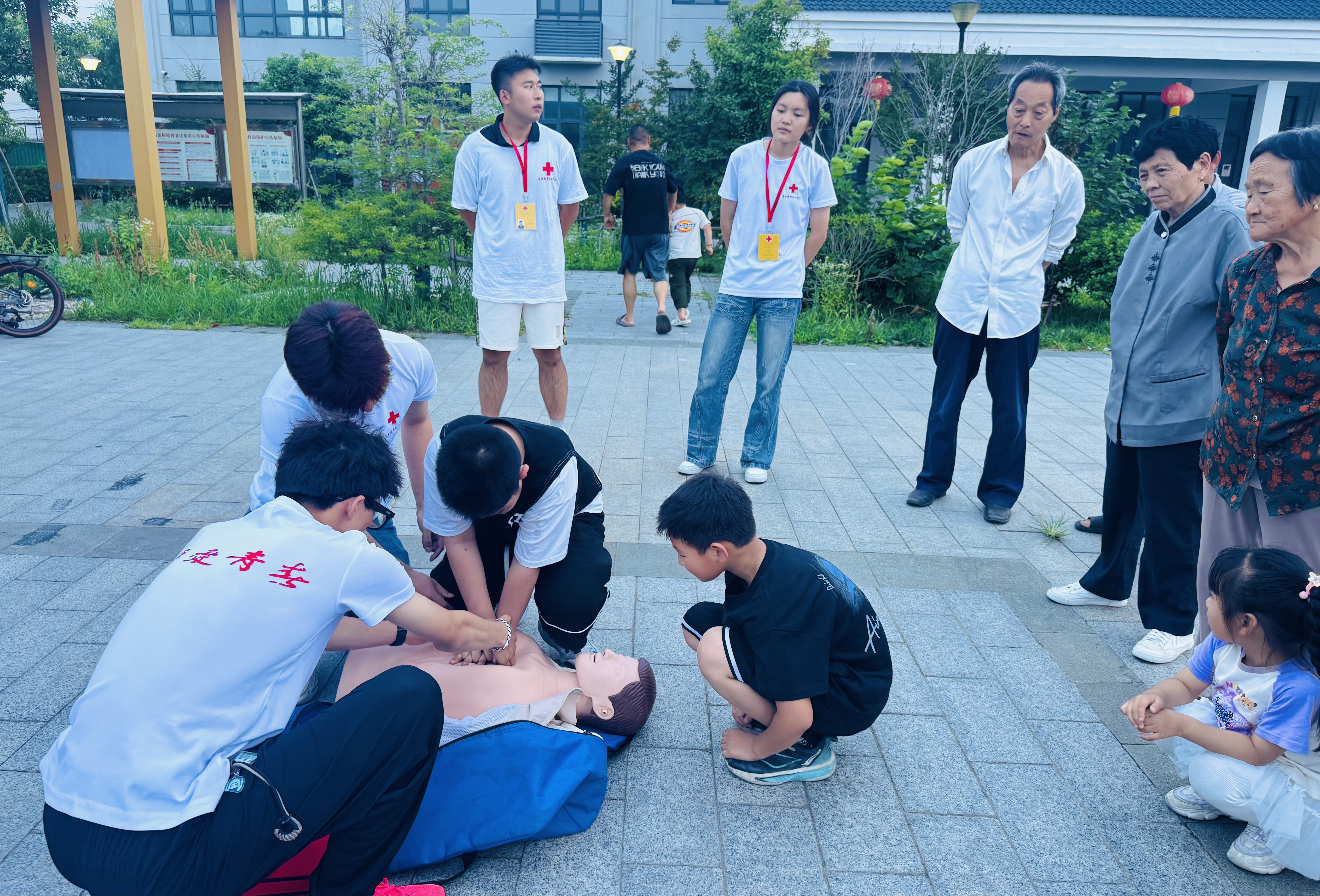 市17：“红韵润山海 博爱护朝夕”  博爱清风进新村，健康服务伴邻里 照片1.jpg