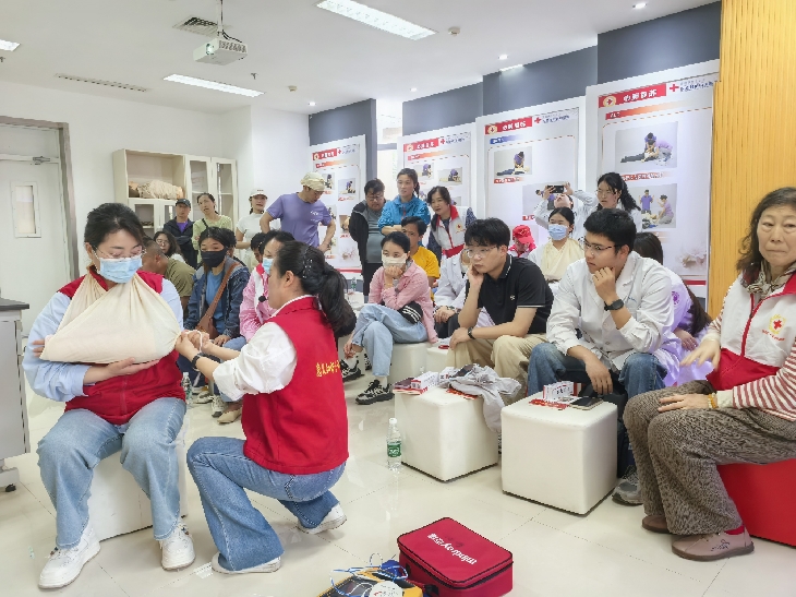 512基地培训手腕骨折包扎_副本.jpg