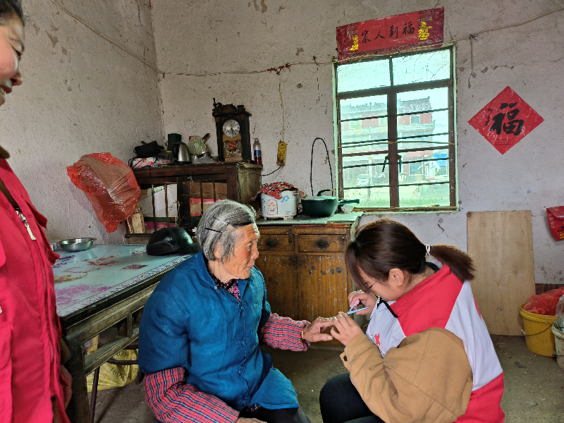 二图村雷锋月活动-剪指甲.png