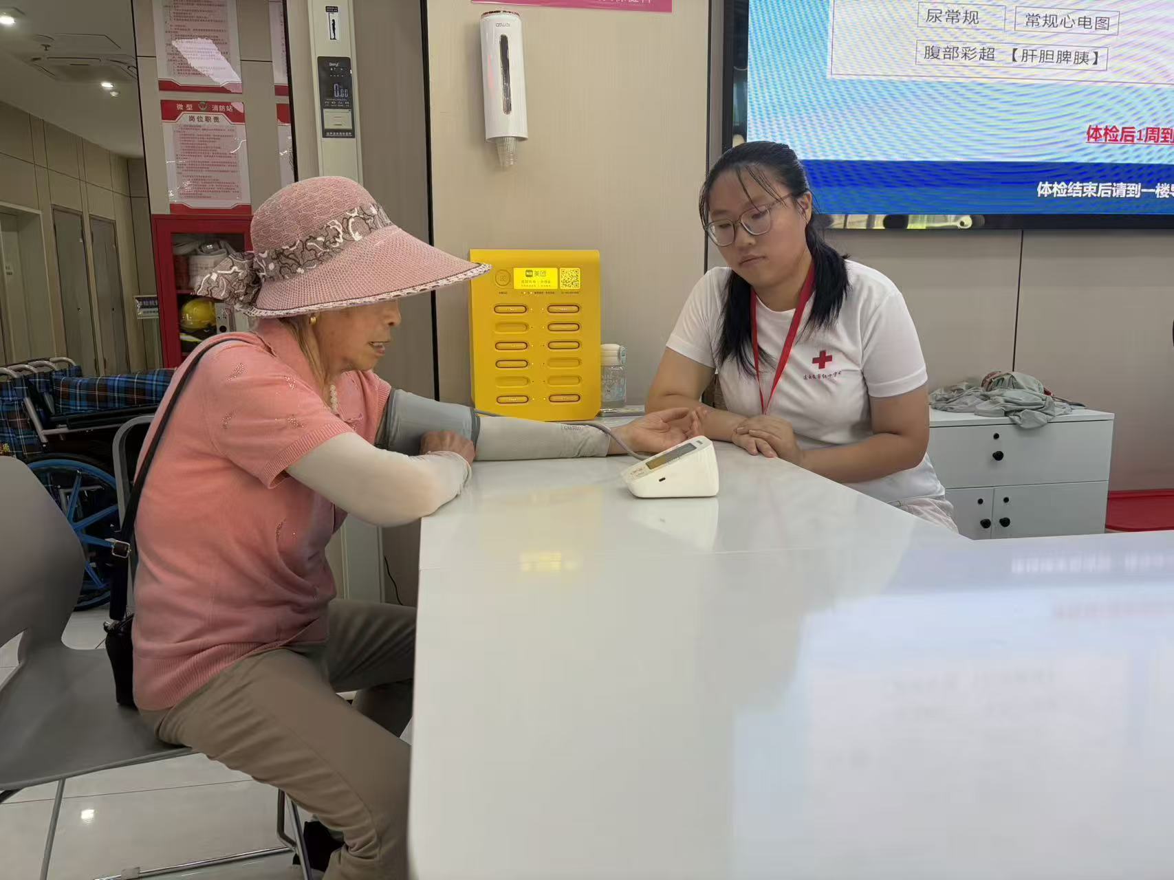 志愿者测量血压.jpg