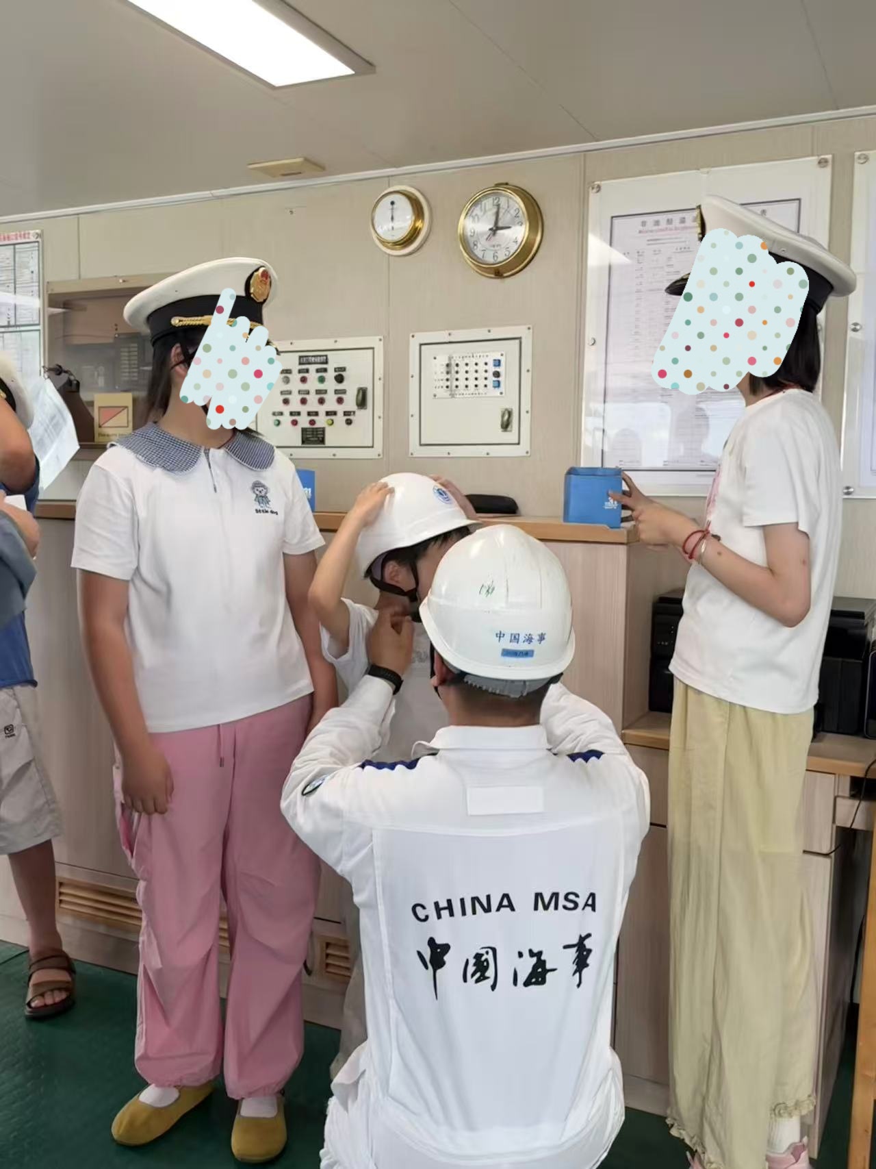给孩子们佩戴帽子.jpg