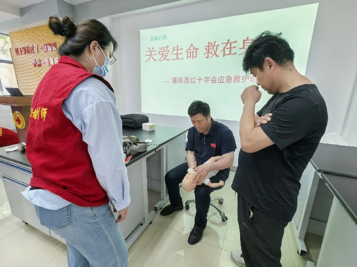 512基地培训婴儿急救_副本.jpg