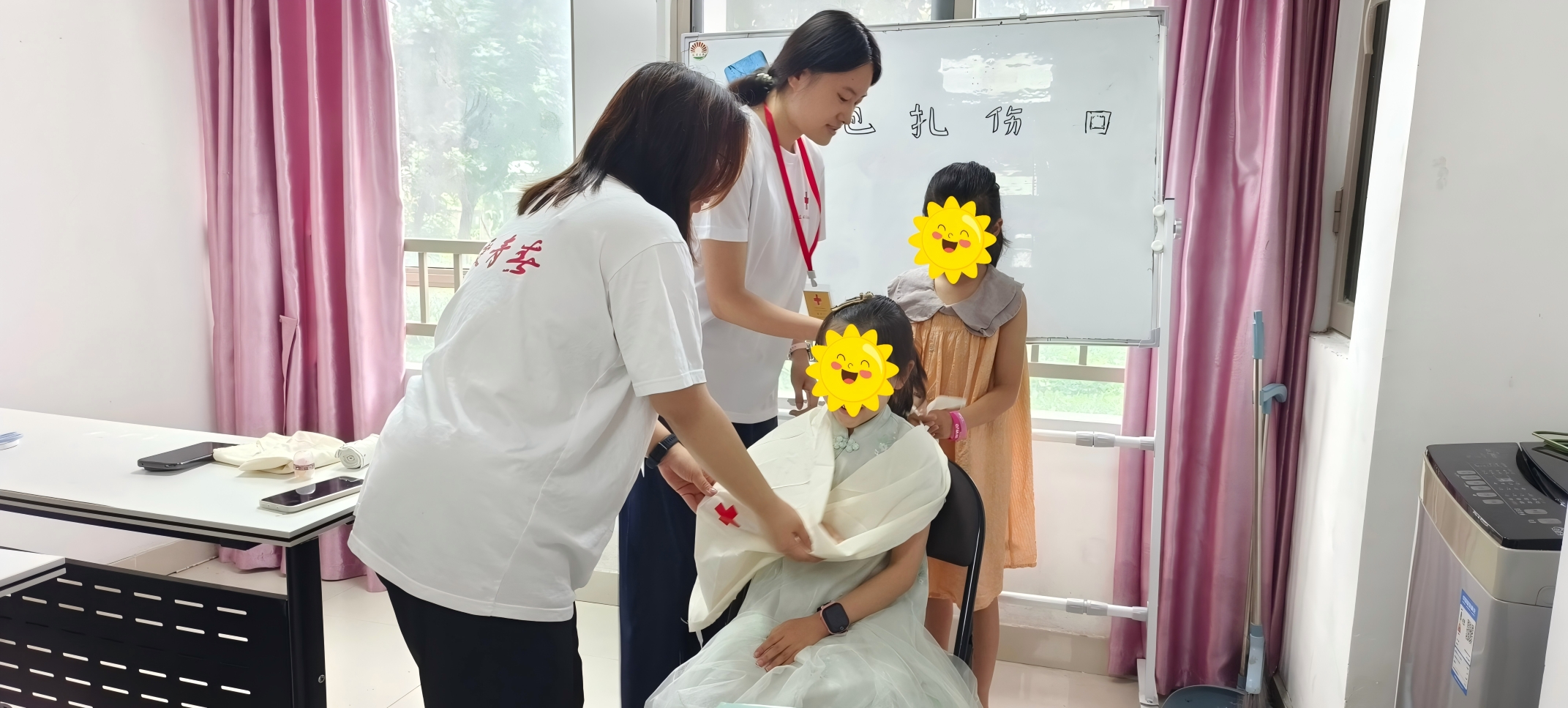 志愿者带领小朋友用三角巾实践包扎伤口.jpg