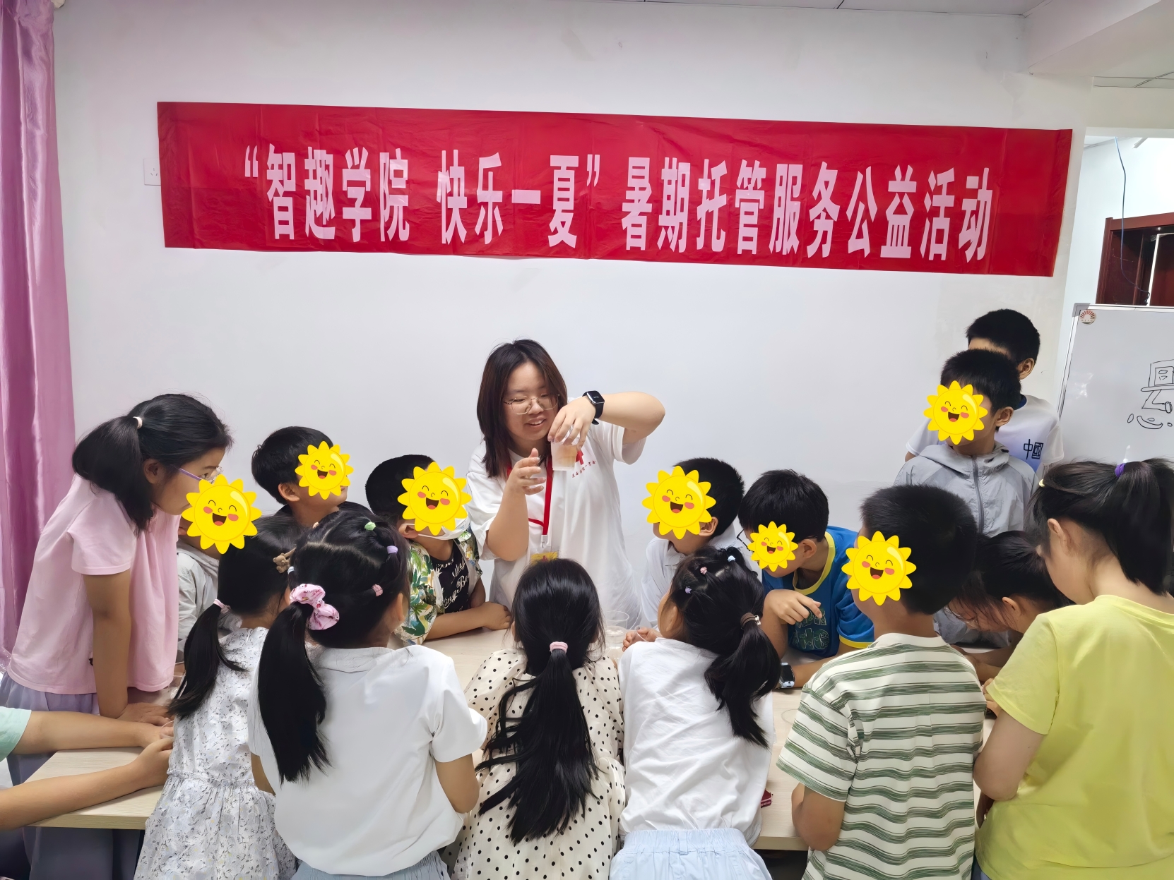 志愿者演示《悬浮的鸡蛋》实验.jpg