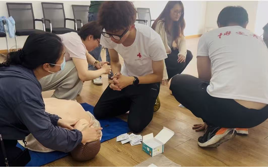 (照片3)河滨社区博爱家园开展心肺复苏(CPR)急救科普活动.jpg