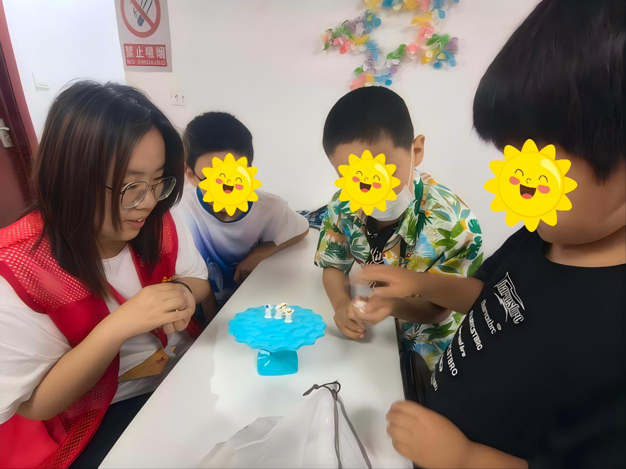 志愿者与孩子们玩平衡树小游戏.jpg