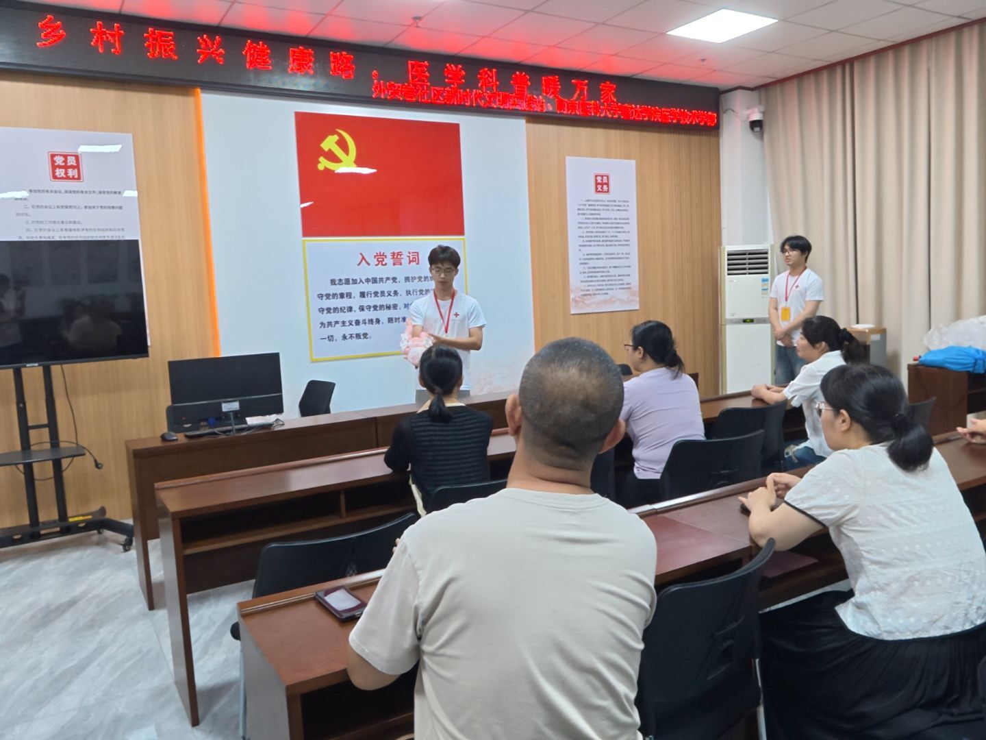 志愿者手持婴儿模拟人讲解.jpg