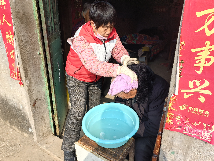 二图村雷锋月活动-洗头发.png