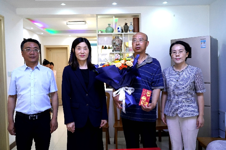 慰问陈丽明照片1_副本.jpg