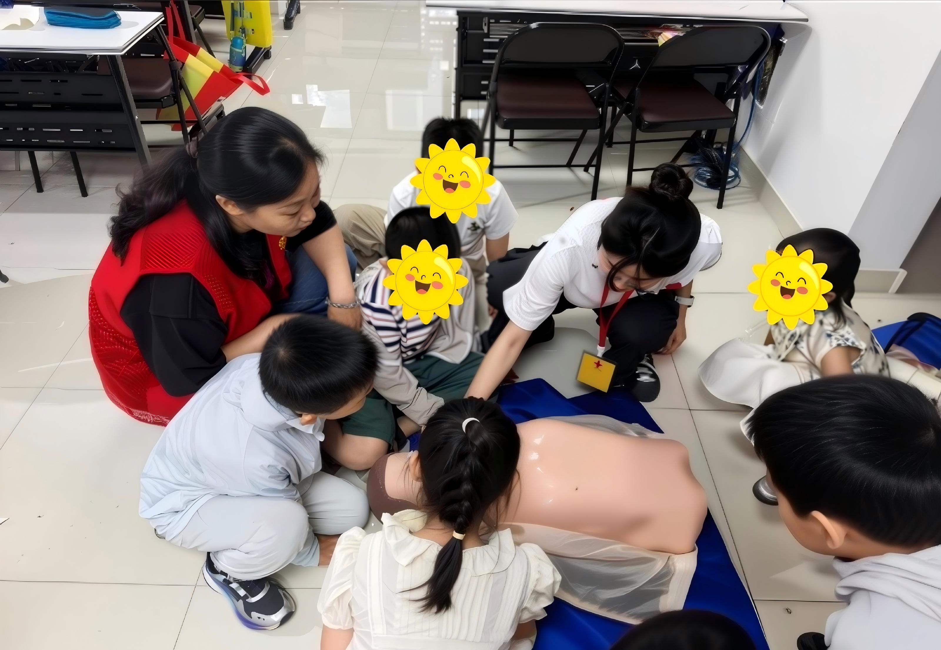 志愿者带领小朋友实验人工呼吸.jpg