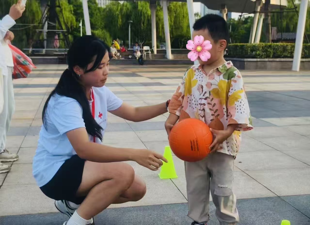 市17：“红韵润山海 博爱护朝夕” “博爱青春”志愿行：趣味体适能游戏点亮儿童快乐时光照片1.jpg