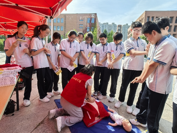 学生学习心肺复苏1_副本.jpg
