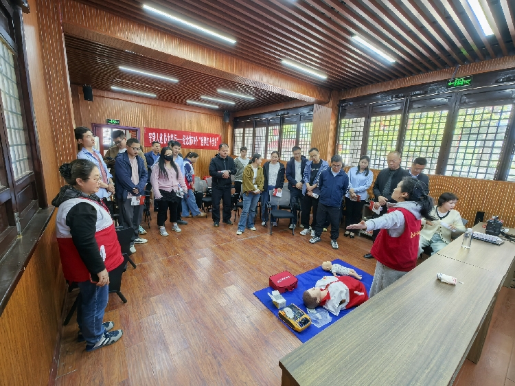二郎神公园急救培训——心肺复苏练习1_副本.jpg